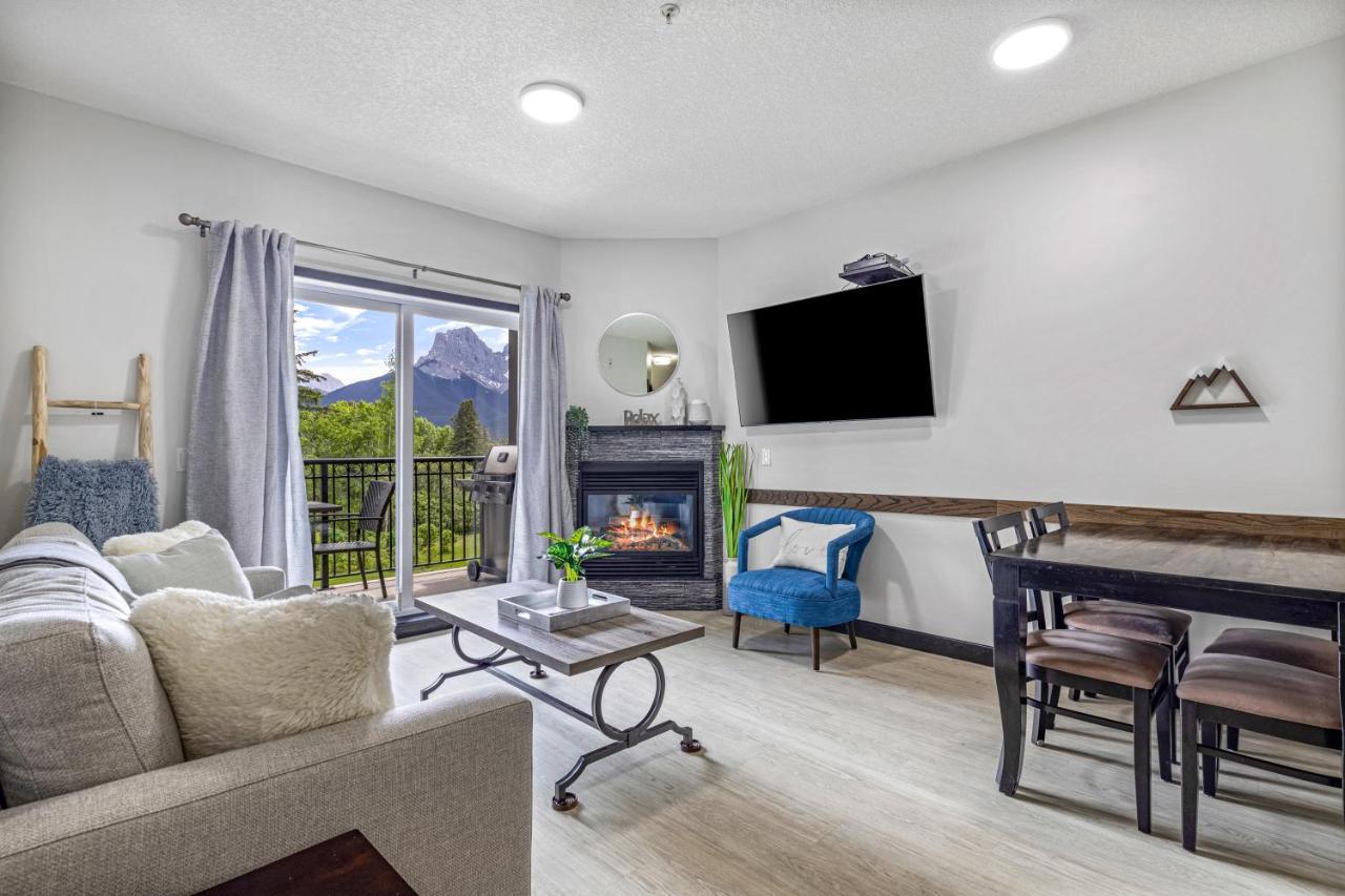 Outstanding Mountain Condo Waterslide And Hot Tub Managed By Little Sister Getaways Canmore Exteriör bild
