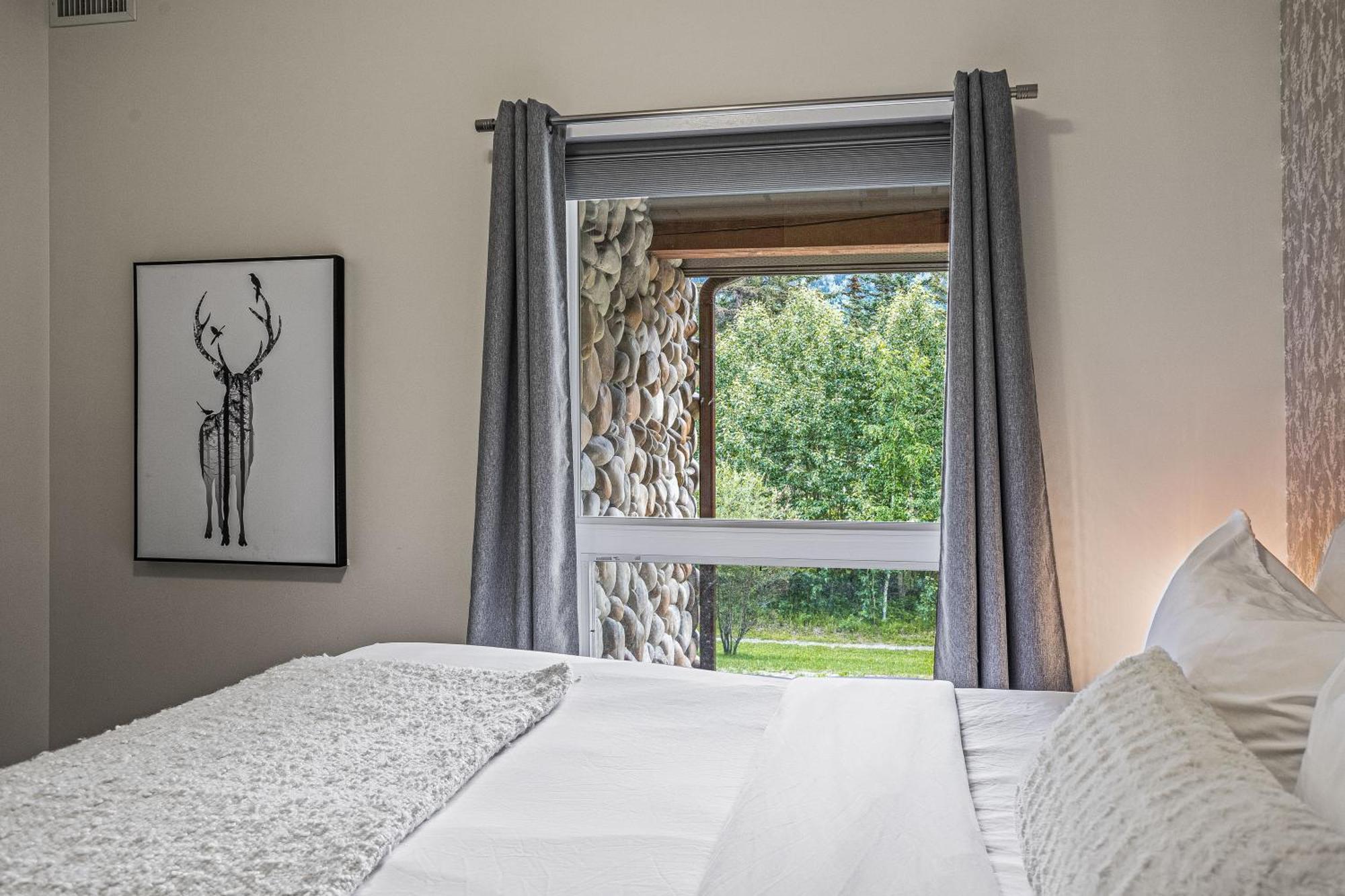 Outstanding Mountain Condo Waterslide And Hot Tub Managed By Little Sister Getaways Canmore Exteriör bild