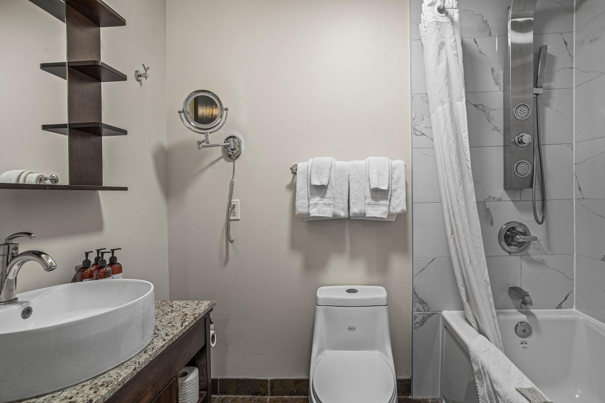 Outstanding Mountain Condo Waterslide And Hot Tub Managed By Little Sister Getaways Canmore Exteriör bild