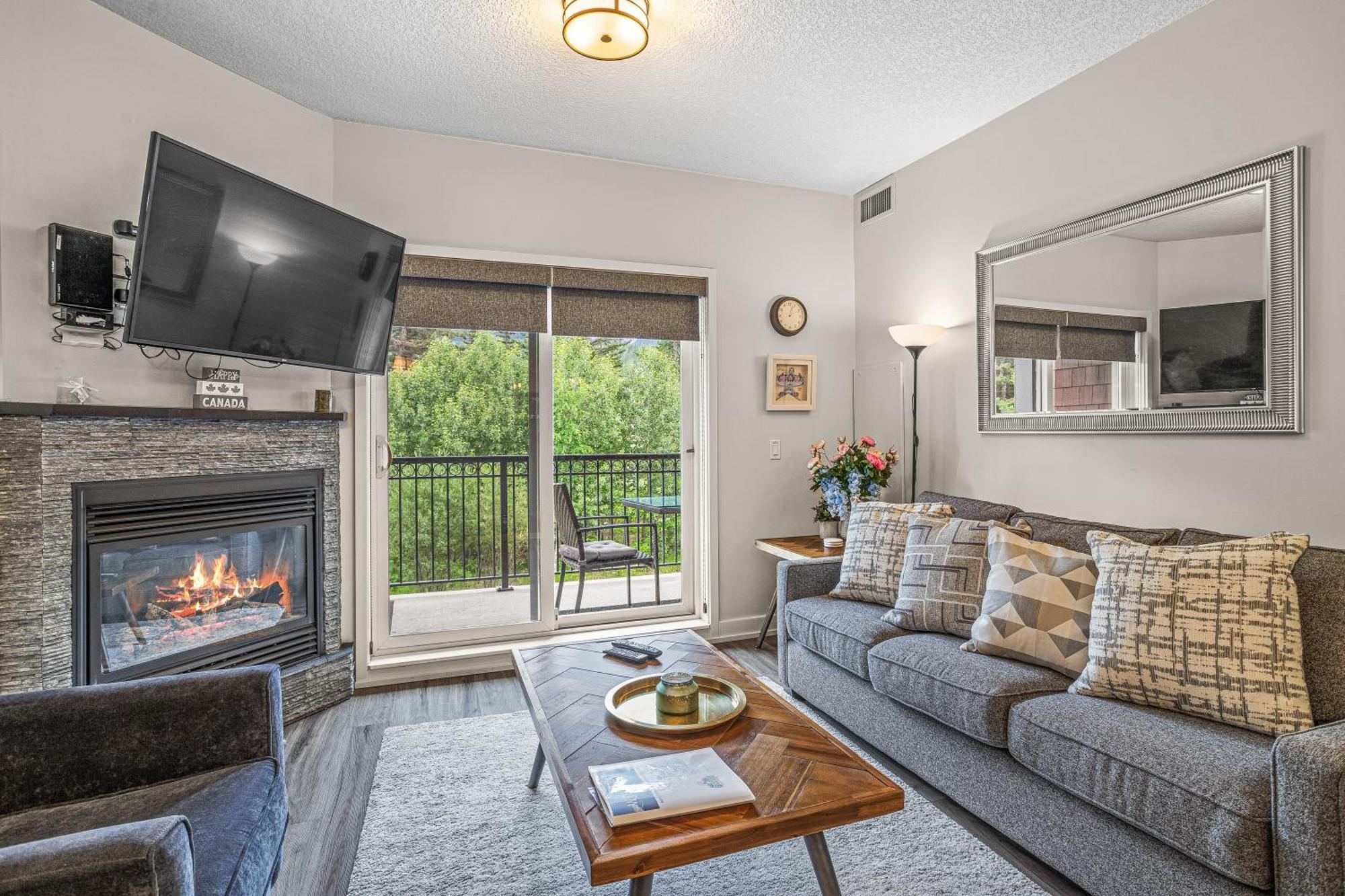Outstanding Mountain Condo Waterslide And Hot Tub Managed By Little Sister Getaways Canmore Exteriör bild