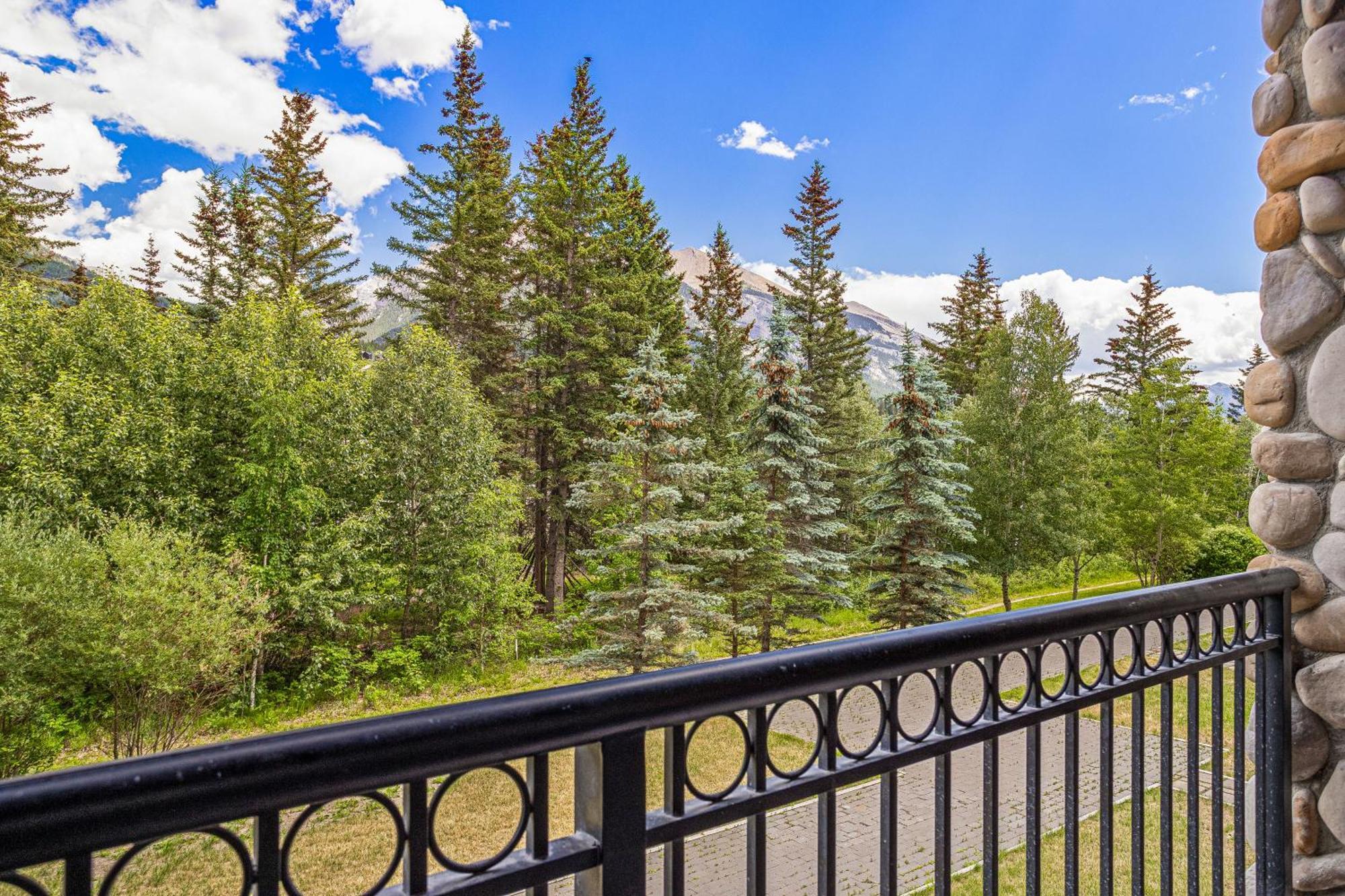 Outstanding Mountain Condo Waterslide And Hot Tub Managed By Little Sister Getaways Canmore Exteriör bild