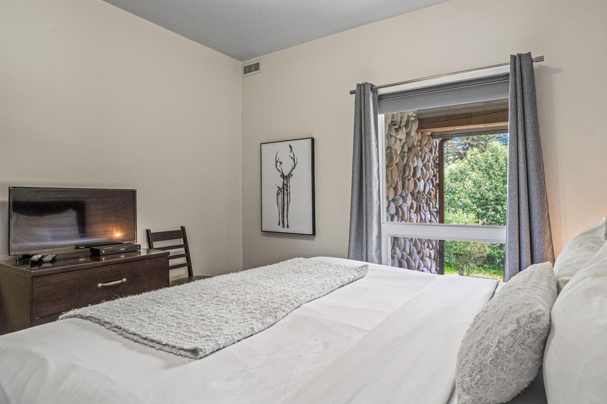 Outstanding Mountain Condo Waterslide And Hot Tub Managed By Little Sister Getaways Canmore Exteriör bild