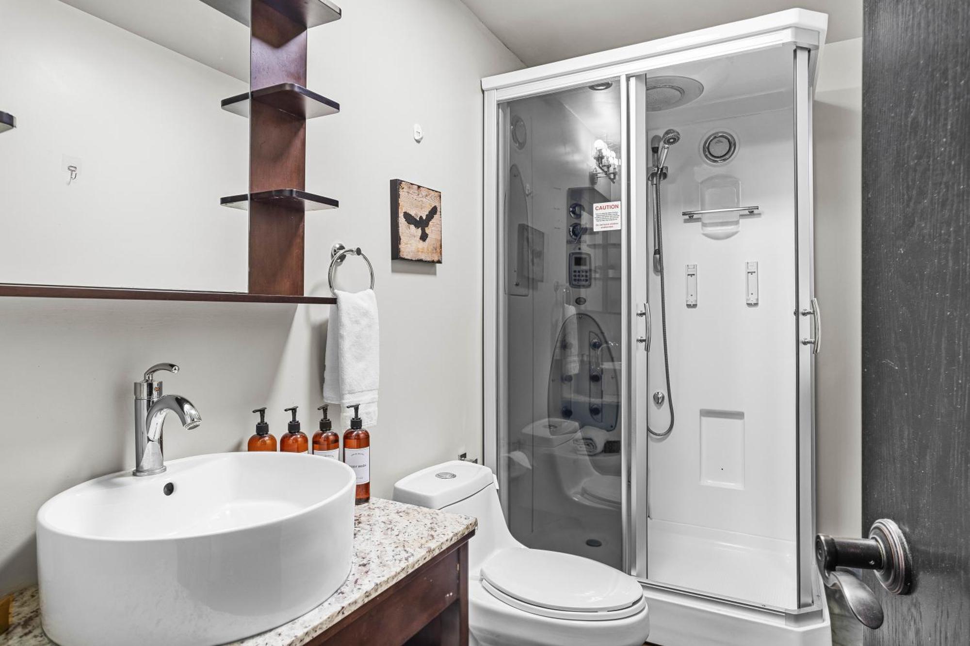 Outstanding Mountain Condo Waterslide And Hot Tub Managed By Little Sister Getaways Canmore Exteriör bild