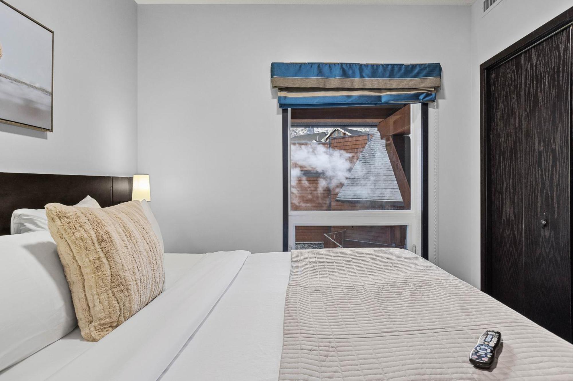 Outstanding Mountain Condo Waterslide And Hot Tub Managed By Little Sister Getaways Canmore Exteriör bild