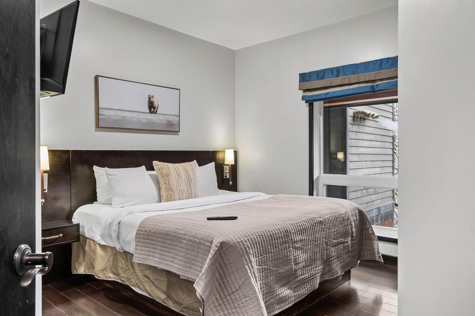 Outstanding Mountain Condo Waterslide And Hot Tub Managed By Little Sister Getaways Canmore Exteriör bild